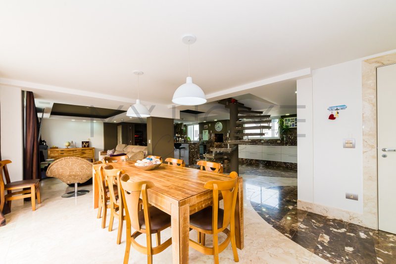 COBERTURA NO ALTO DA GLÓRIA EM CURITIBA - COM 258 M² - FACE LESTE / NORTE Av. João Gualberto Curitiba - 