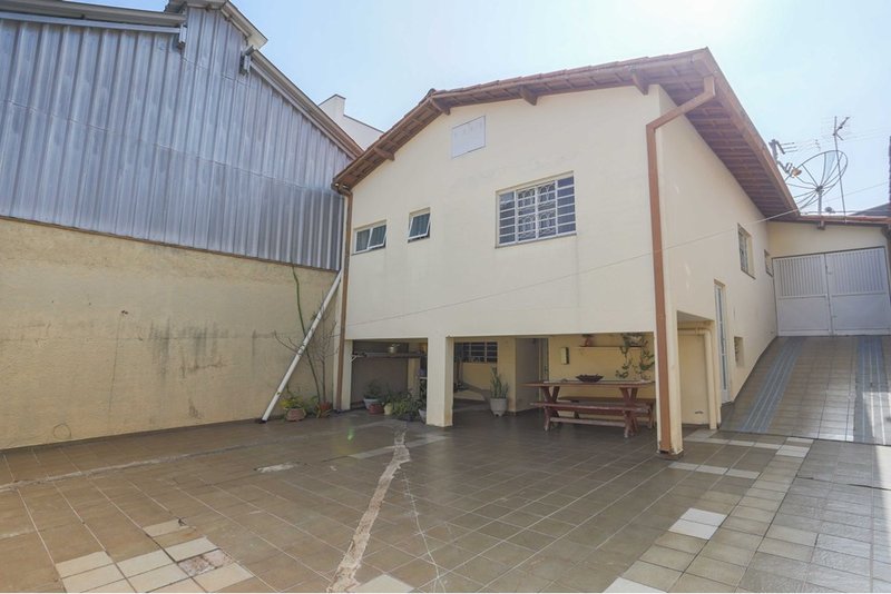 Casa à venda, 144m - 2 Dorm. 1 suíte, 15 vagas sendo 5 cobertas, quintal amplo - Sorocaba Rua Nicolau Archilla Rodrigues Sorocaba - 