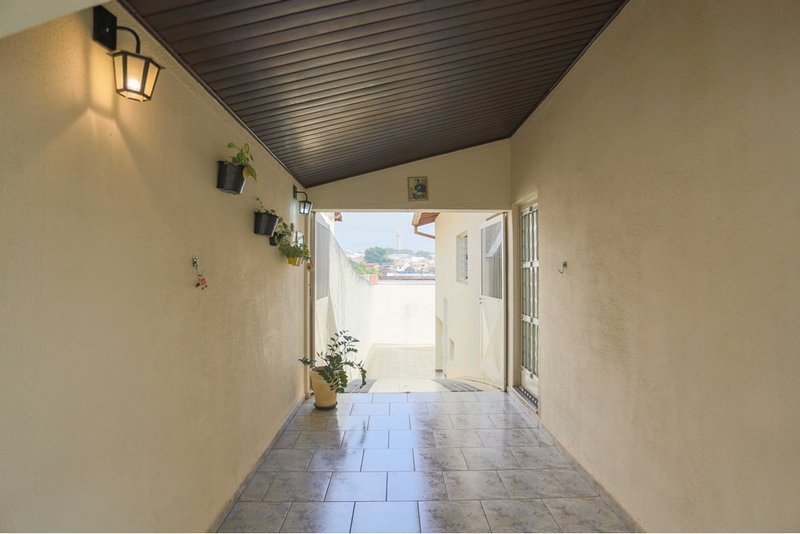 Casa à venda, 144m - 2 Dorm. 1 suíte, 15 vagas sendo 5 cobertas, quintal amplo - Sorocaba Rua Nicolau Archilla Rodrigues Sorocaba - 