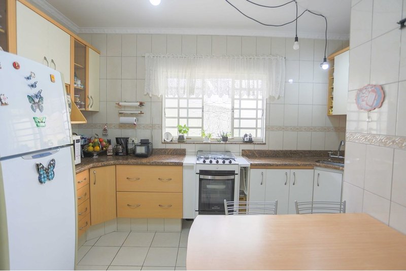 Casa à venda, 144m - 2 Dorm. 1 suíte, 15 vagas sendo 5 cobertas, quintal amplo - Sorocaba Rua Nicolau Archilla Rodrigues Sorocaba - 