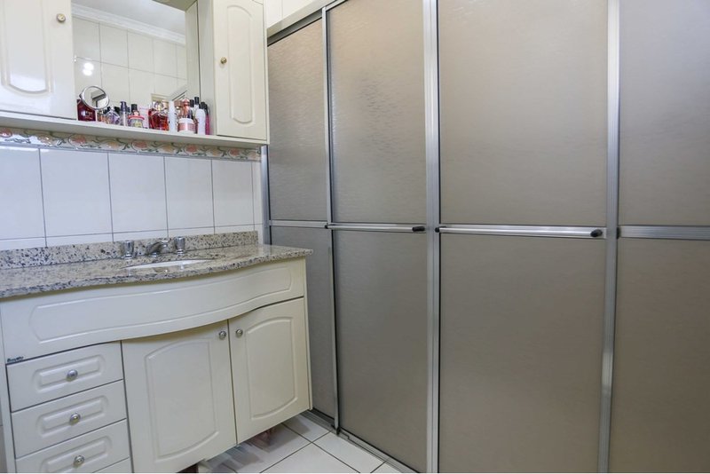 Casa à venda, 144m - 2 Dorm. 1 suíte, 15 vagas sendo 5 cobertas, quintal amplo - Sorocaba Rua Nicolau Archilla Rodrigues Sorocaba - 