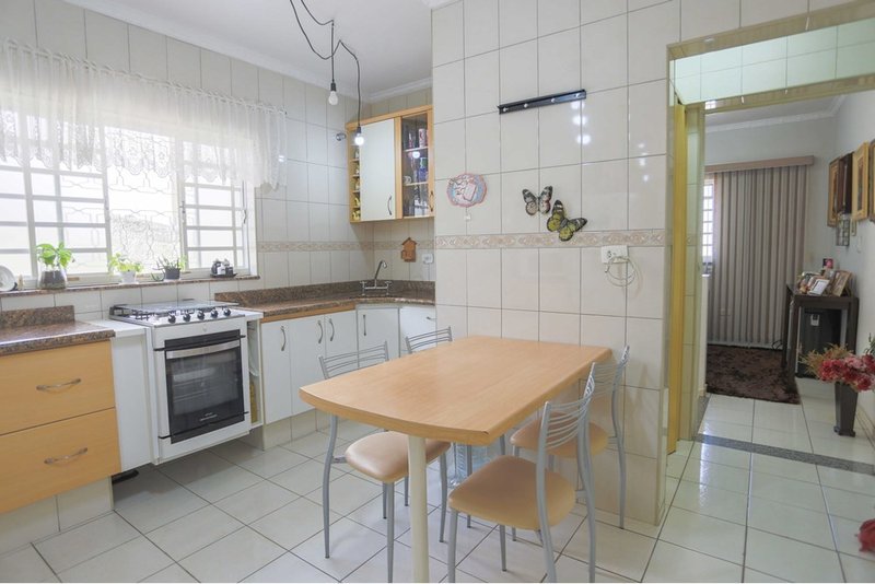 Casa à venda, 144m - 2 Dorm. 1 suíte, 15 vagas sendo 5 cobertas, quintal amplo - Sorocaba Rua Nicolau Archilla Rodrigues Sorocaba - 