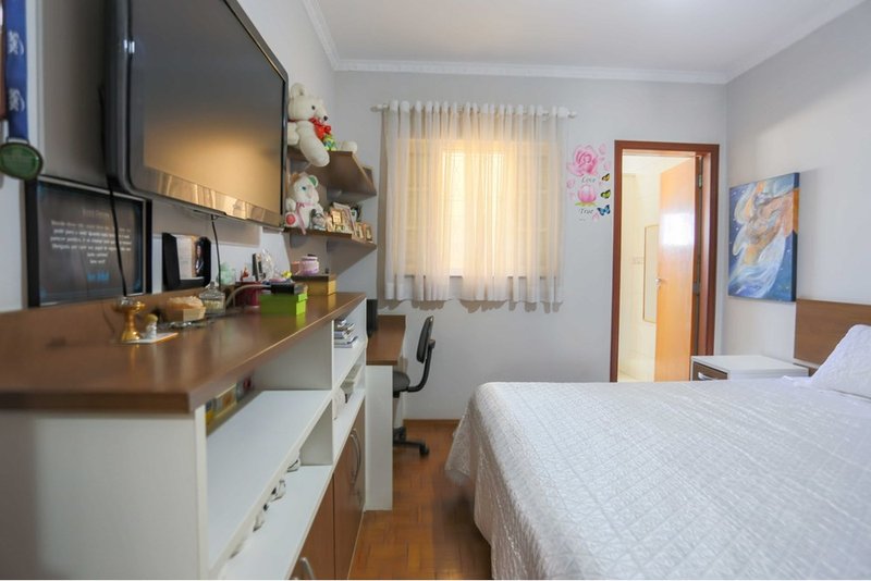 Casa à venda, 144m - 2 Dorm. 1 suíte, 15 vagas sendo 5 cobertas, quintal amplo - Sorocaba Rua Nicolau Archilla Rodrigues Sorocaba - 