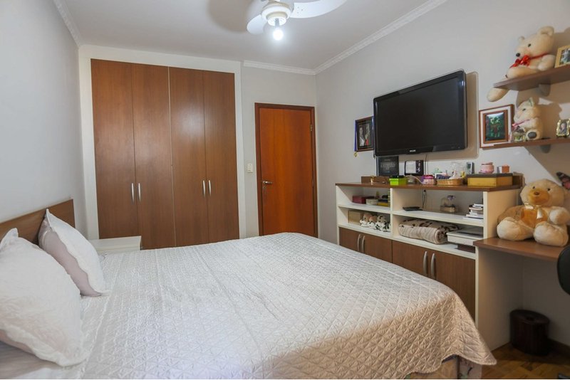 Casa à venda, 144m - 2 Dorm. 1 suíte, 15 vagas sendo 5 cobertas, quintal amplo - Sorocaba Rua Nicolau Archilla Rodrigues Sorocaba - 