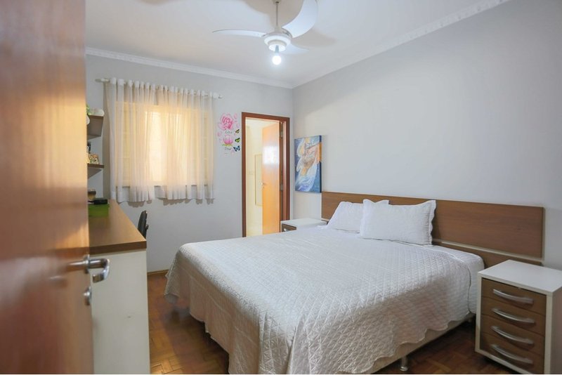 Casa à venda, 144m - 2 Dorm. 1 suíte, 15 vagas sendo 5 cobertas, quintal amplo - Sorocaba Rua Nicolau Archilla Rodrigues Sorocaba - 