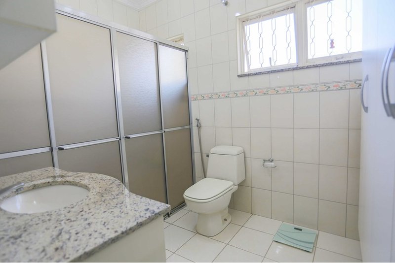 Casa à venda, 144m - 2 Dorm. 1 suíte, 15 vagas sendo 5 cobertas, quintal amplo - Sorocaba Rua Nicolau Archilla Rodrigues Sorocaba - 