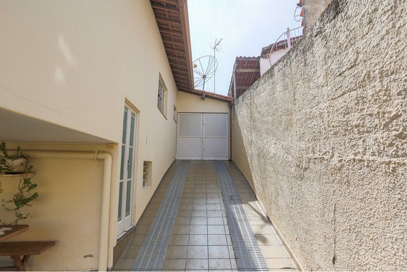 Casa à venda, 144m - 2 Dorm. 1 suíte, 15 vagas sendo 5 cobertas, quintal amplo - Sorocaba Rua Nicolau Archilla Rodrigues Sorocaba - 