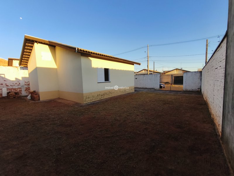 Casa com 2 dormitórios e quintal grande no São Rogério  Avaré - 