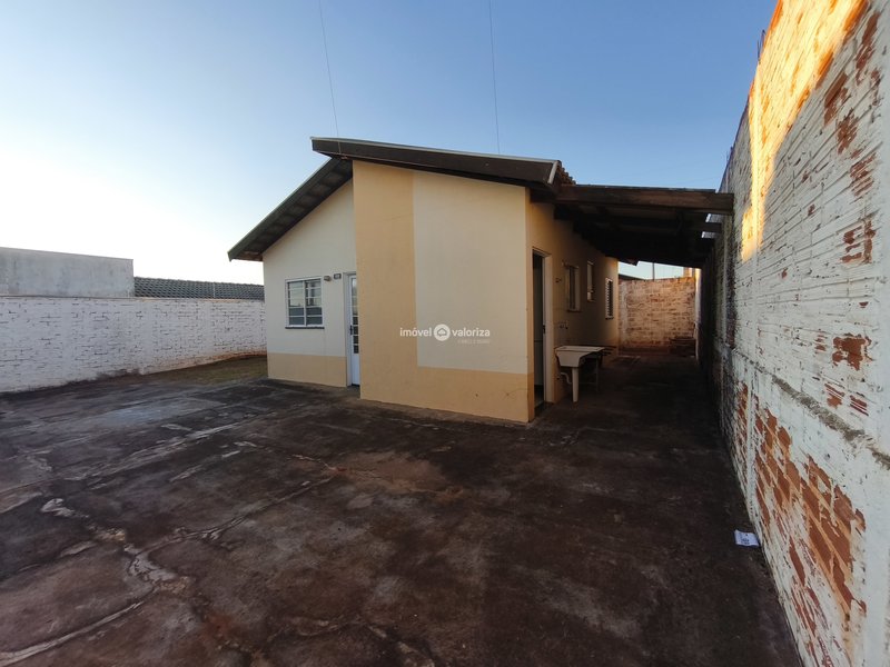 Casa com 2 dormitórios e quintal grande no São Rogério  Avaré - 