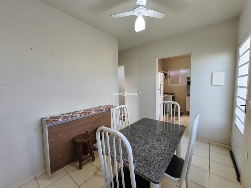 Casa com 2 dormitórios e quintal grande no São Rogério  Avaré - 