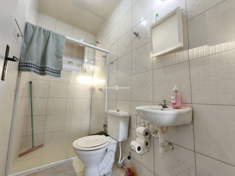 Casa com 2 dormitórios e quintal grande no São Rogério  Avaré - 