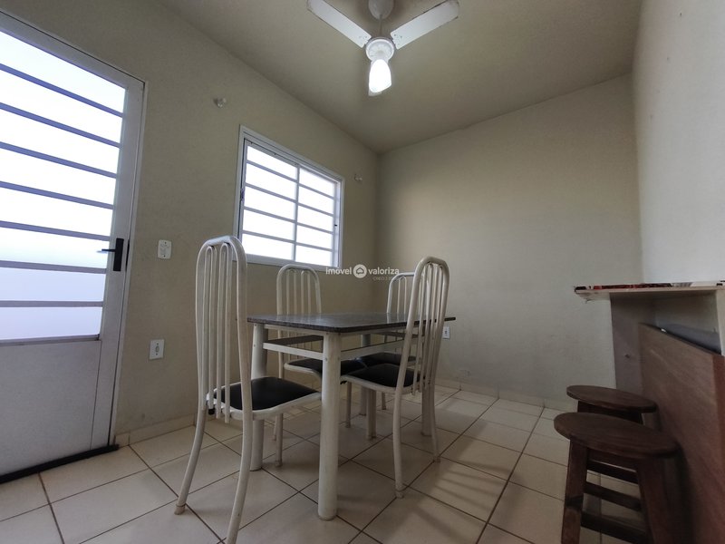 Casa com 2 dormitórios e quintal grande no São Rogério  Avaré - 