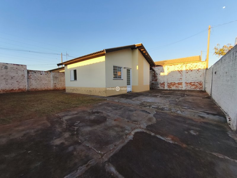 Casa com 2 dormitórios e quintal grande no São Rogério  Avaré - 