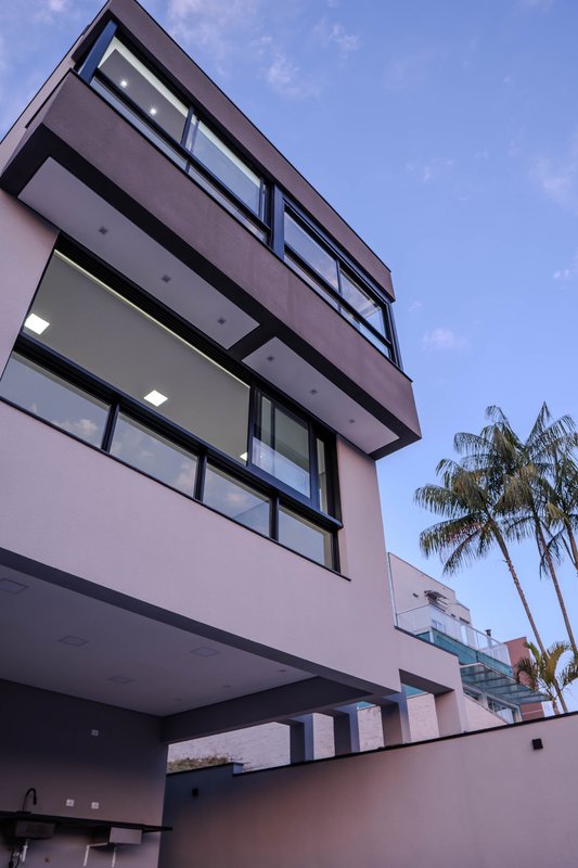 Casa à venda com 4 suítes em condomínio luxo Rua Sabiá Santana de Parnaíba - 