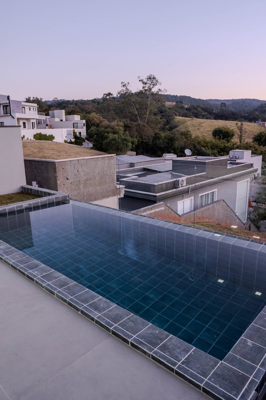 Casa à venda com 4 suítes em condomínio luxo Rua Sabiá Santana de Parnaíba - 
