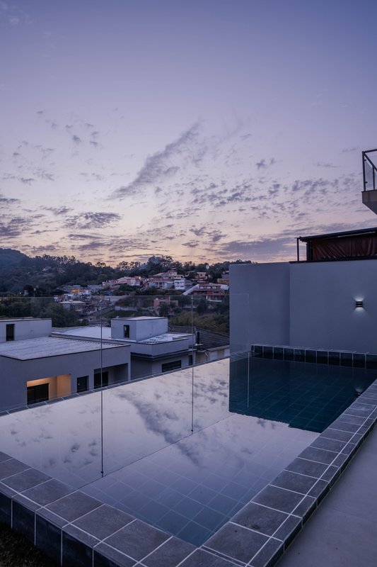 Casa à venda com 4 suítes em condomínio luxo Rua Sabiá Santana de Parnaíba - 