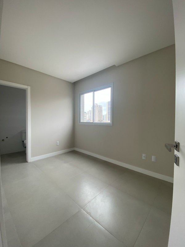APARTAMENTO COM 1 SUÍTE MAIS 1 DORMITÓRIO EM PORTO BELO  Porto Belo - 
