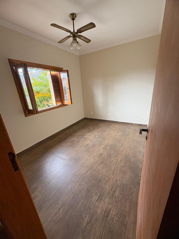 Casa térrea à venda, Condomínio Santa Adélia com 280m² 3 Dormitórios e vagas Rua Juriti Vargem Grande Paulista - 