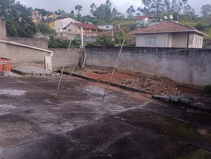 Casa térrea com suíte e amplo terreno no Bairro do Bragança – Salesópolis  Salesópolis - 
