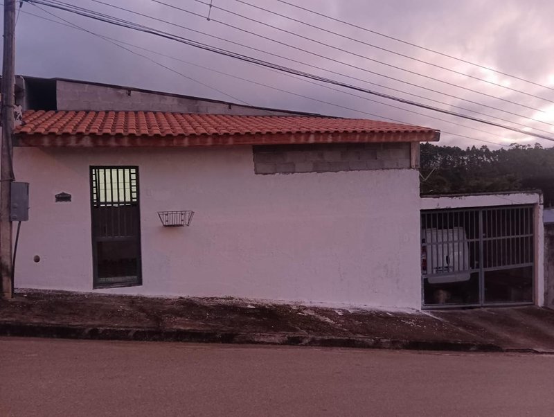 Casa térrea com suíte e amplo terreno no Bairro do Bragança – Salesópolis  Salesópolis - 