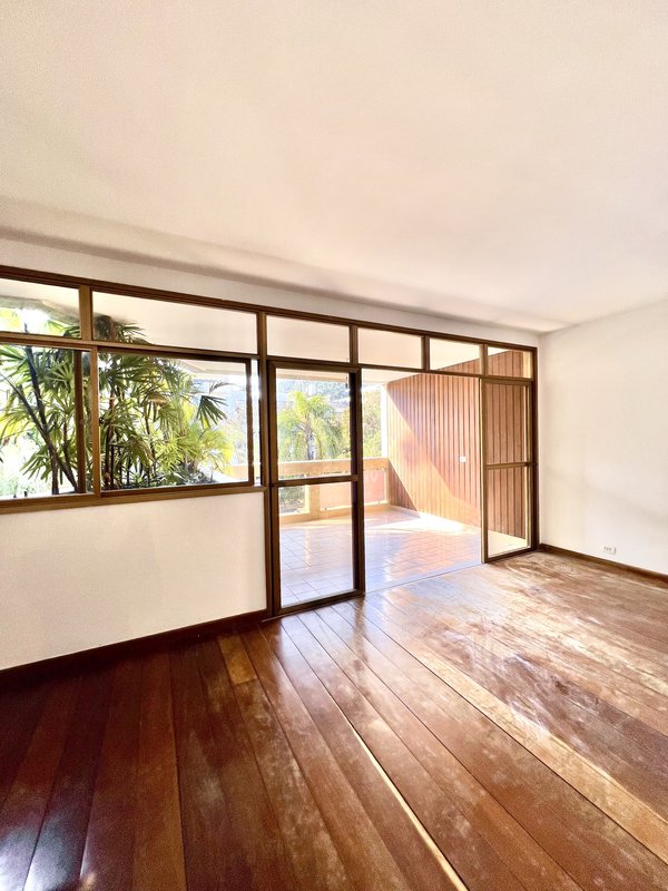 Apartamento amplo com 4 quartos no Jardim Oceânico  Rio de Janeiro - 