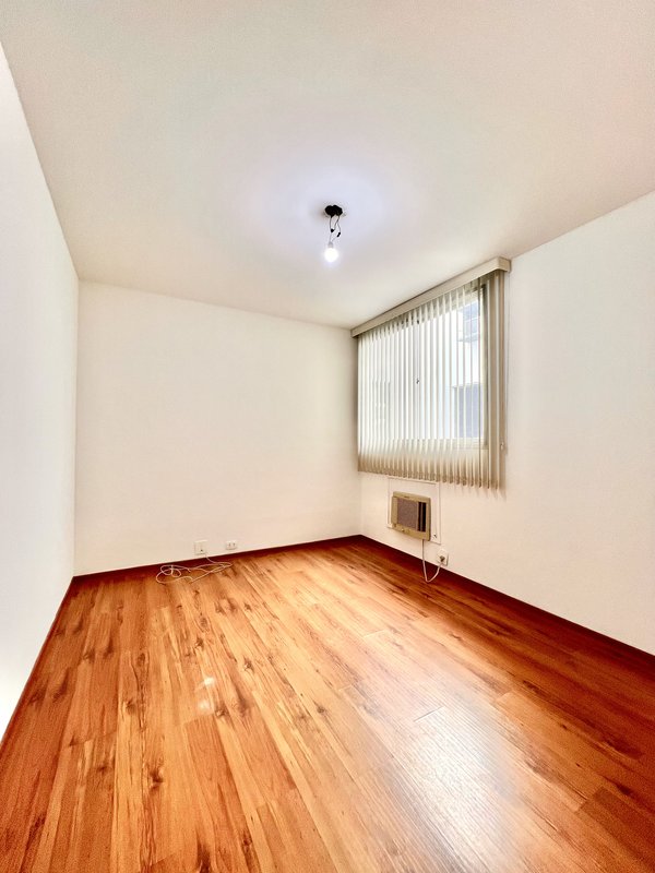 Apartamento amplo com 4 quartos no Jardim Oceânico  Rio de Janeiro - 
