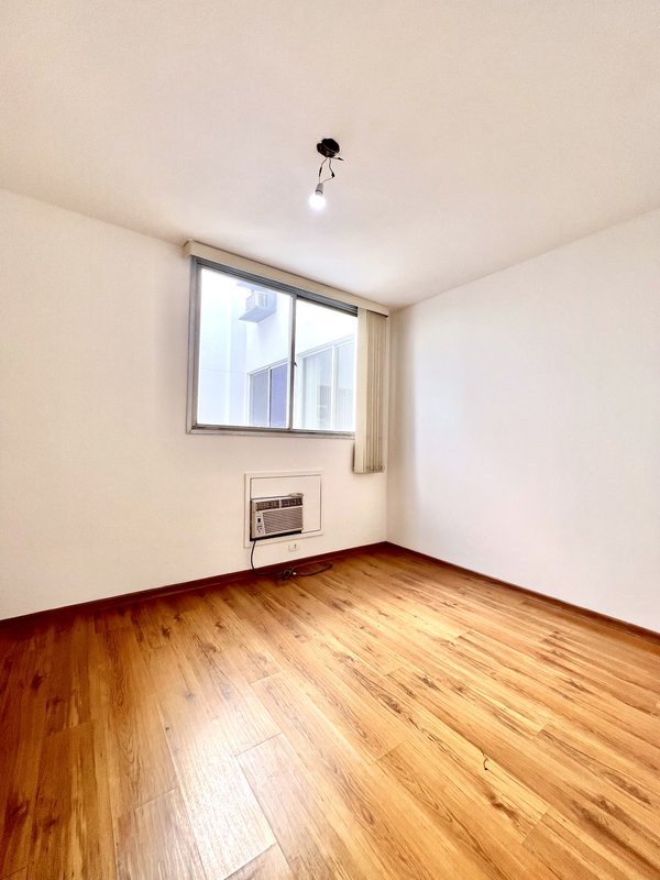 Apartamento amplo com 4 quartos no Jardim Oceânico  Rio de Janeiro - 
