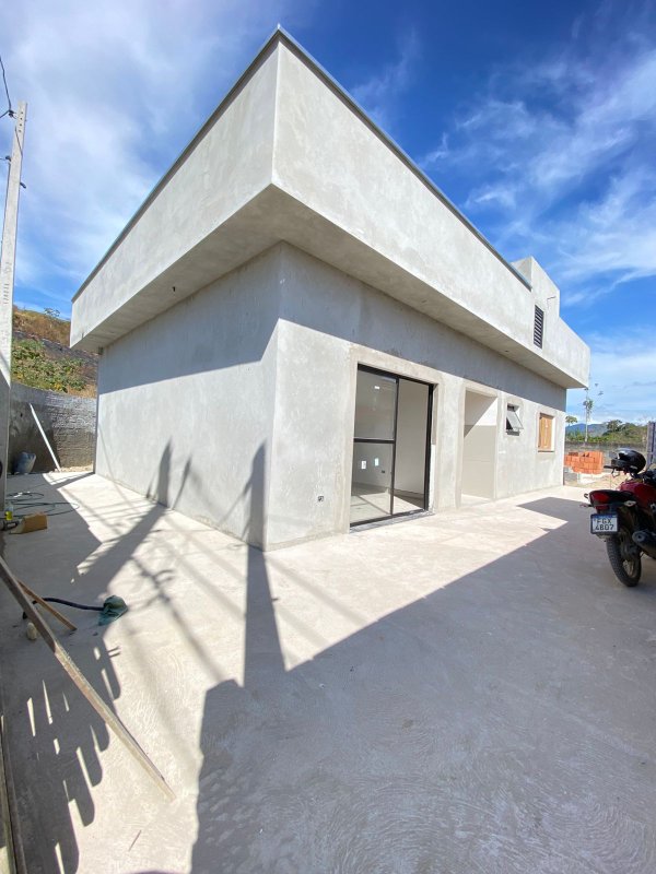 Casa Térrea de Esquina com 2 Suítes – Espaço e Conforto  Caraguatatuba - 