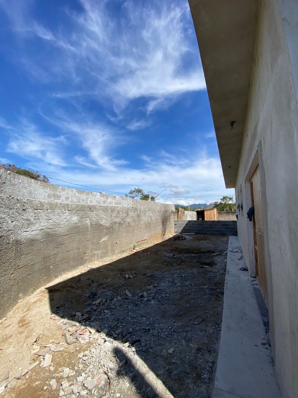 Casa Térrea de Esquina com 2 Suítes – Espaço e Conforto  Caraguatatuba - 