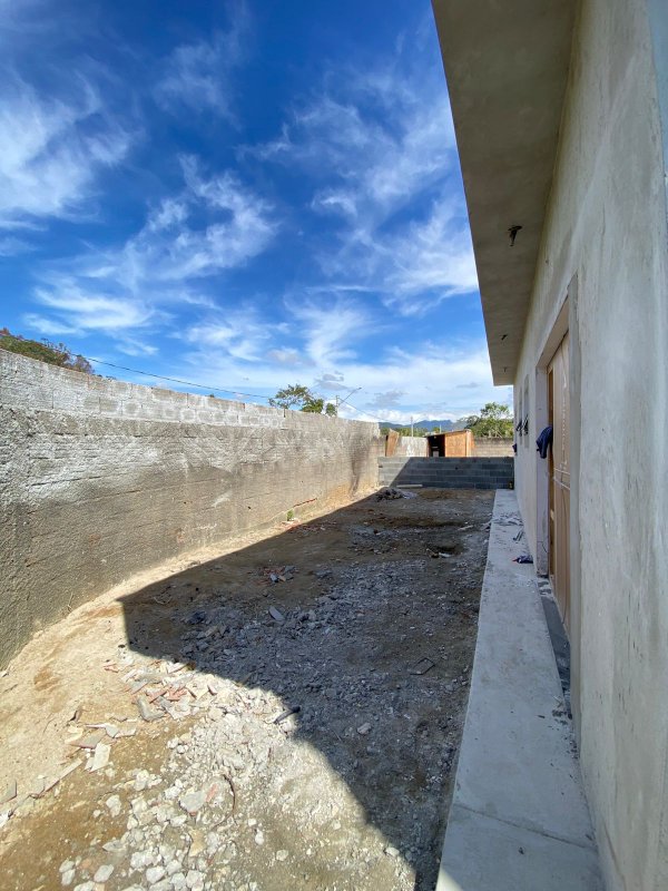 Casa Térrea de Esquina com 2 Suítes – Espaço e Conforto  Caraguatatuba - 