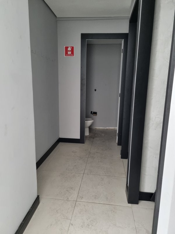 ALUGA-SE LOJA COMERCIAL 140M – EXCELENTE LOCALIZAÇÃO - PRONTA PARA SEU NEGÓCIO Avenida Engenheiro Luiz Carlos Berrini São Paulo - 