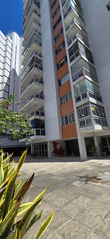 3 quartos (1 suíte). 166m². Dependêcia completa. 2 vagas de garagem. Nascente Rua Domingos Sávio Jaboatão dos Guararapes - 