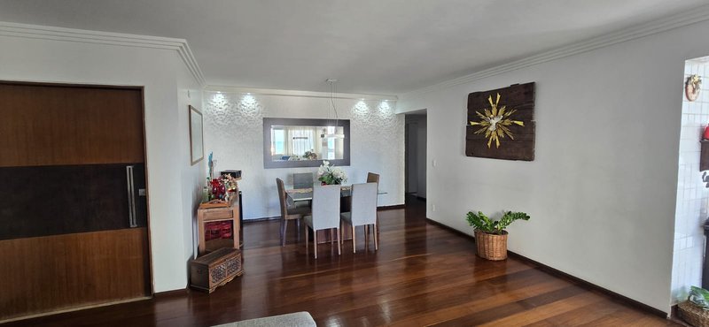 3 quartos (1 suíte). 166m². Dependêcia completa. 2 vagas de garagem. Nascente Rua Domingos Sávio Jaboatão dos Guararapes - 