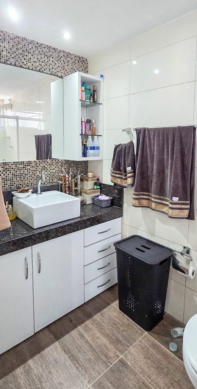 3 quartos (1 suíte). 166m². Dependêcia completa. 2 vagas de garagem. Nascente Rua Domingos Sávio Jaboatão dos Guararapes - 