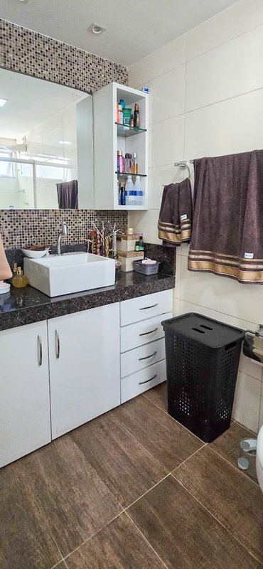3 quartos (1 suíte). 166m². Dependêcia completa. 2 vagas de garagem. Nascente Rua Domingos Sávio Jaboatão dos Guararapes - 