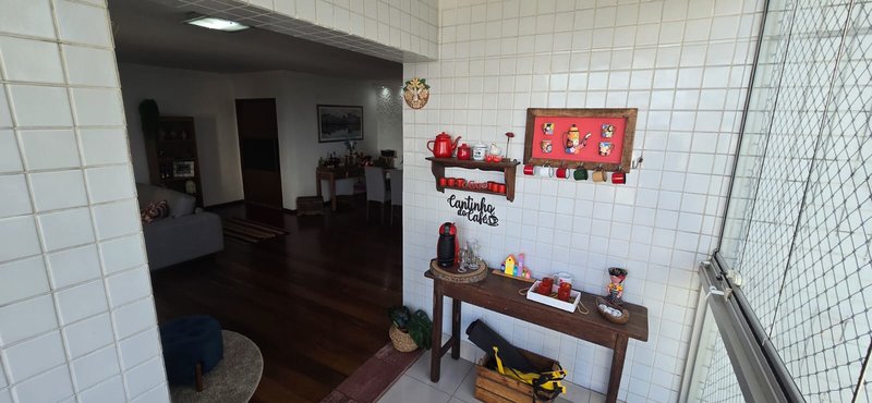 3 quartos (1 suíte). 166m². Dependêcia completa. 2 vagas de garagem. Nascente Rua Domingos Sávio Jaboatão dos Guararapes - 