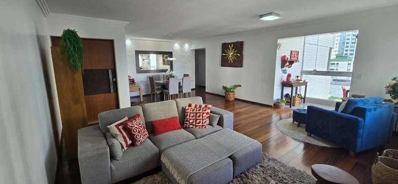 3 quartos (1 suíte). 166m². Dependêcia completa. 2 vagas de garagem. Nascente Rua Domingos Sávio Jaboatão dos Guararapes - 