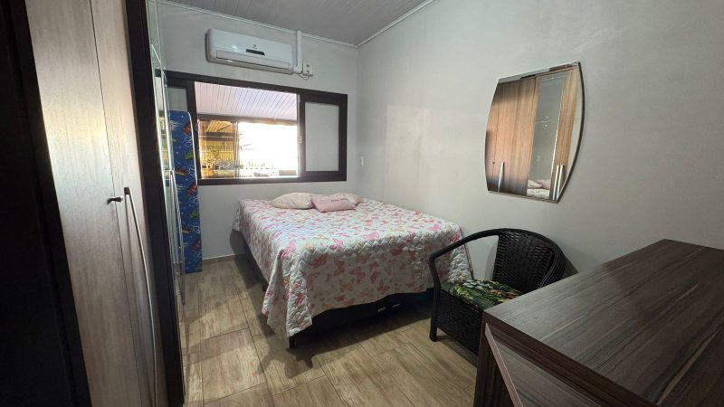 Casa Mobiliada localizada na Zona Sul de Balneário Rincão há apenas 500 metros do mar Rua Evaristo Comin - - 