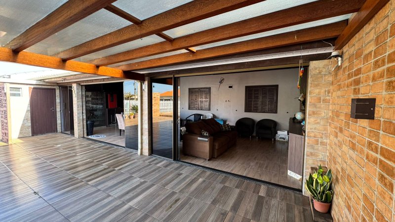 Casa Mobiliada localizada na Zona Sul de Balneário Rincão há apenas 500 metros do mar Rua Evaristo Comin - - 