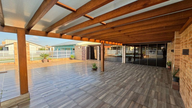 Casa Mobiliada localizada na Zona Sul de Balneário Rincão há apenas 500 metros do mar Rua Evaristo Comin - - 