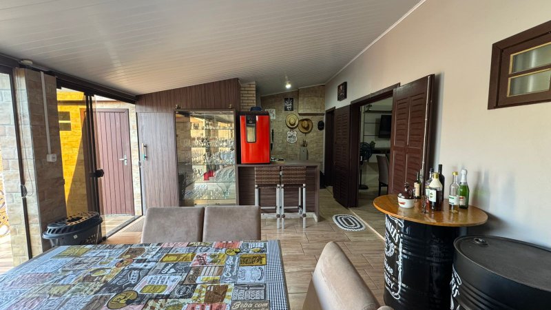 Casa Mobiliada localizada na Zona Sul de Balneário Rincão há apenas 500 metros do mar Rua Evaristo Comin - - 
