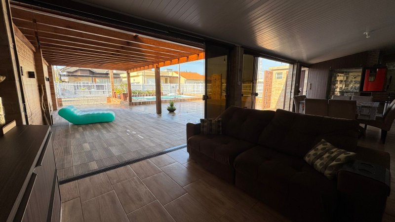Casa Mobiliada localizada na Zona Sul de Balneário Rincão há apenas 500 metros do mar Rua Evaristo Comin - - 