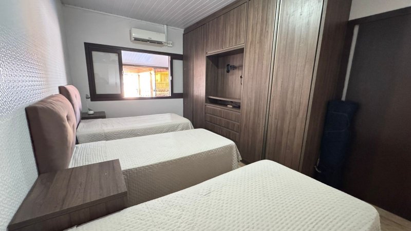 Casa Mobiliada localizada na Zona Sul de Balneário Rincão há apenas 500 metros do mar Rua Evaristo Comin - - 