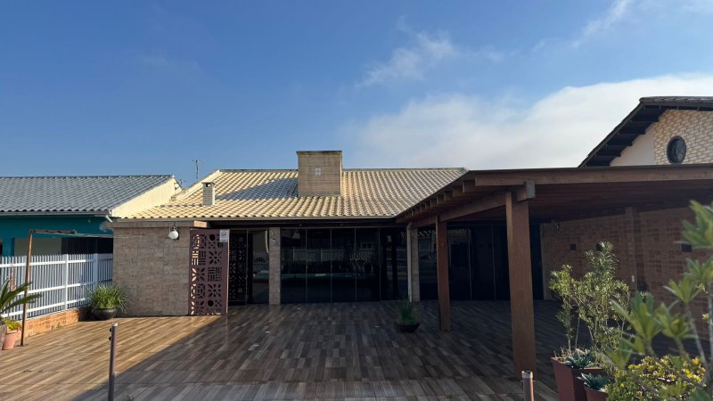 Casa Mobiliada localizada na Zona Sul de Balneário Rincão há apenas 500 metros do mar Rua Evaristo Comin - - 