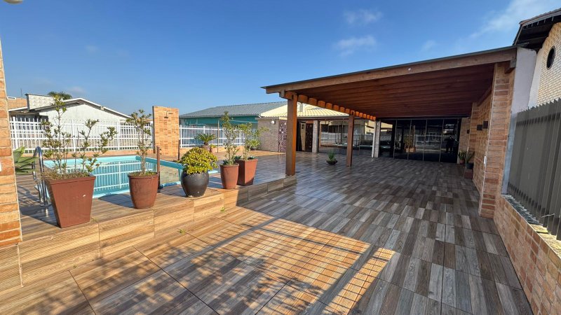 Casa Mobiliada localizada na Zona Sul de Balneário Rincão há apenas 500 metros do mar Rua Evaristo Comin - - 