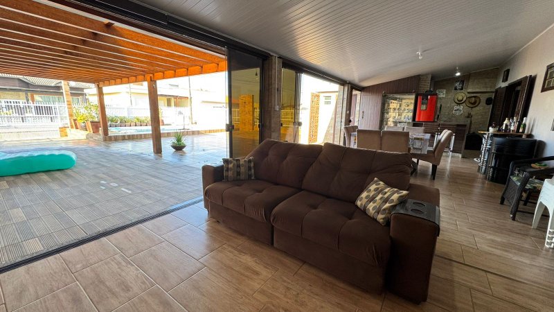 Casa Mobiliada localizada na Zona Sul de Balneário Rincão há apenas 500 metros do mar Rua Evaristo Comin - - 