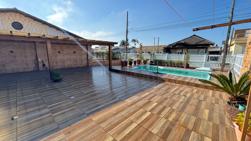 Casa Mobiliada localizada na Zona Sul de Balneário Rincão há apenas 500 metros do mar Rua Evaristo Comin - - 