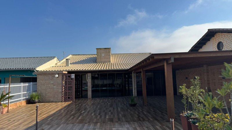 Casa Mobiliada localizada na Zona Sul de Balneário Rincão há apenas 500 metros do mar Rua Evaristo Comin - - 