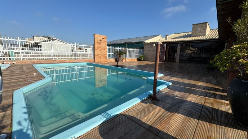 Casa Mobiliada localizada na Zona Sul de Balneário Rincão há apenas 500 metros do mar Rua Evaristo Comin - - 