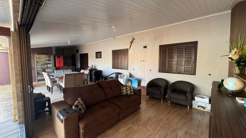 Casa Mobiliada localizada na Zona Sul de Balneário Rincão há apenas 500 metros do mar Rua Evaristo Comin - - 